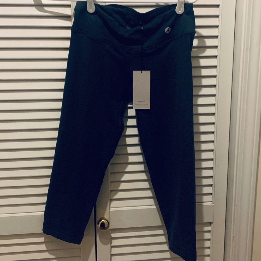 Cropped yoga leggings by Avocado